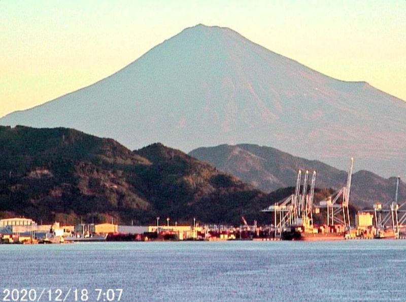 ▲有日本網友發現最近的富士山很不對勁，都已經12月了，山頂卻都不見白雪覆蓋。（圖／翻攝自推特