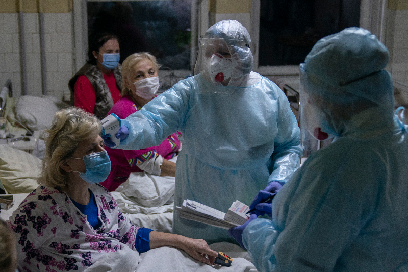 烏克蘭染疫人數突破百萬大關　病床醫護人員短缺
