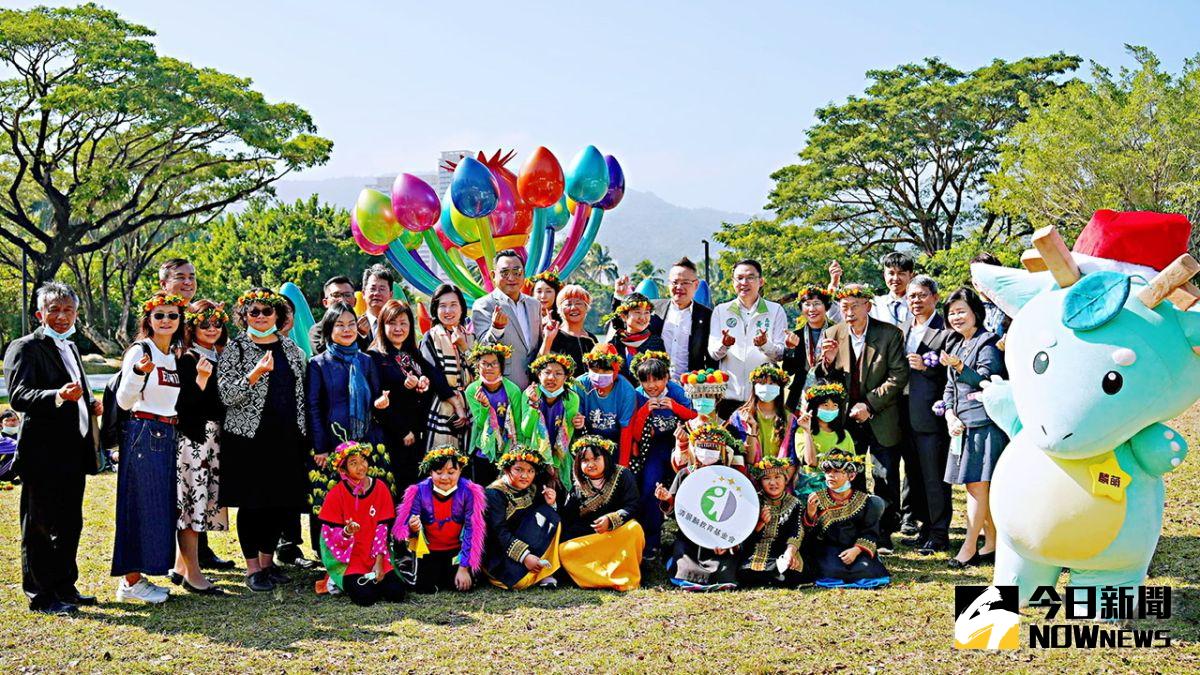 ▲高美館與清景麟教育基金會共同做公益，向來自7所高雄偏鄉校園近300位學童送上溫暖聖誕獻禮。 （圖／記者陳美嘉攝，2020.12.24）