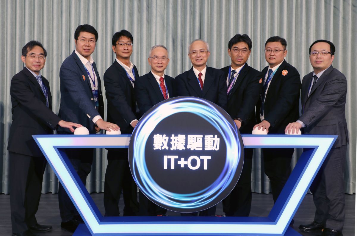 ▲鼎新電腦與鴻海科技集團、機械公會等夥伴一同攜手，希望能加快推動製造產業數位轉型。圖為IT+OT融合創新賦能數位化轉型活動現場。（圖／FII提供）