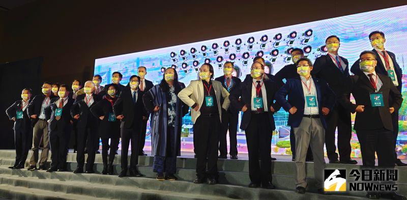 ▲高雄市長陳其邁、政委唐鳳,以及智慧城市產業相關業者化身為太空人,象徵高雄智慧城市啟航,一起進軍國際舞台。(圖/記者鄭婷襄攝)