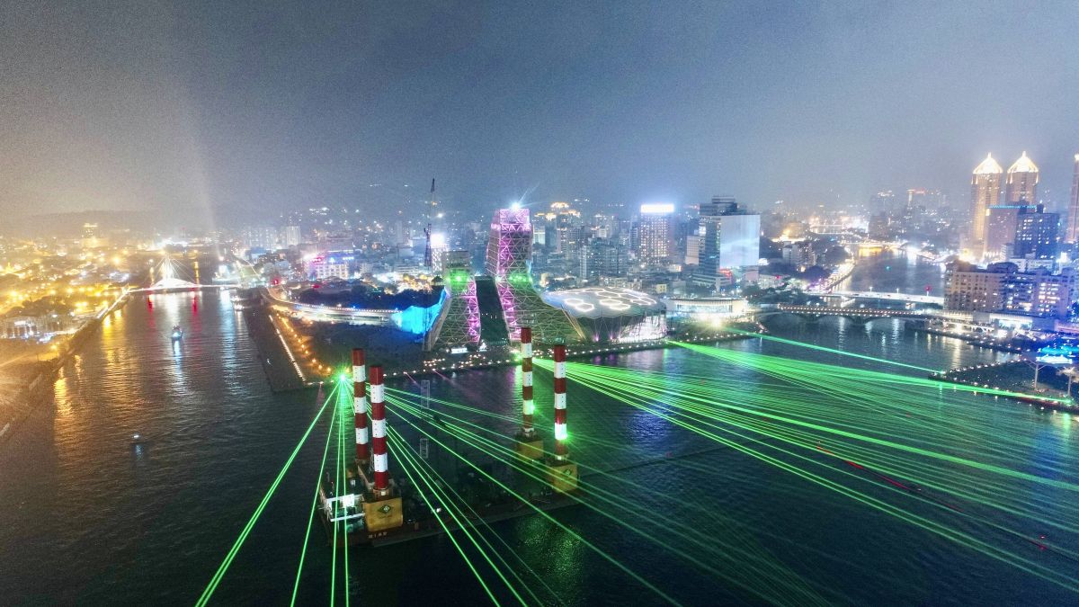 ▲2021跨百光年昨（24）日正式啟動，以光為題，用光影雷射妝點高雄港灣，絢麗奪目。（圖／高雄市政府提供）