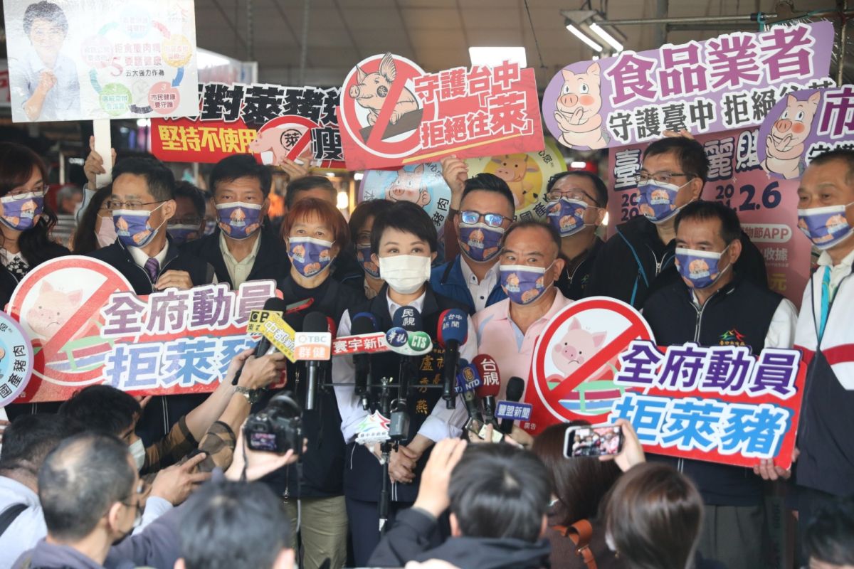 ▲市長盧秀燕率隊前往北屯區東光市場視察，逐攤檢視產地標示張貼情形，她強調，市府已做好整備，全力輔導、查核肉品產地標示。(圖／柳榮俊攝2020.12.25)