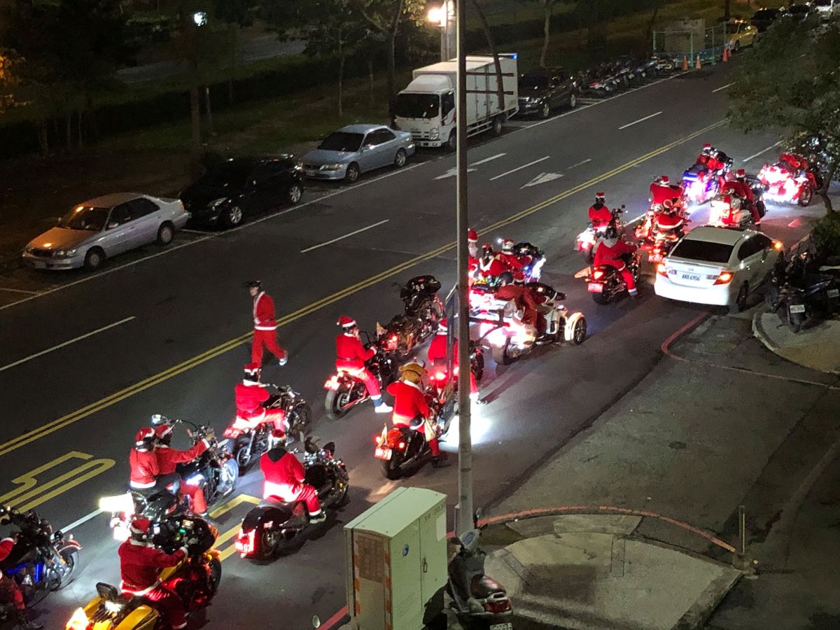 ▲網友看見一群穿著「聖誕裝」的重機車隊，超強氣場引發熱議。（圖／翻攝自《新.路上觀察學院》）