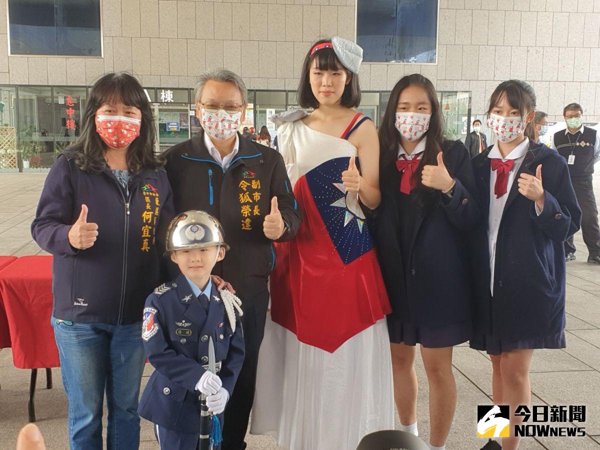 ▲台中市副市長表示，台中市元旦升旗一定辦，但防疫全面升級，民眾口罩戴好戴滿。（圖／記者金武鳳攝，2020.12.25）