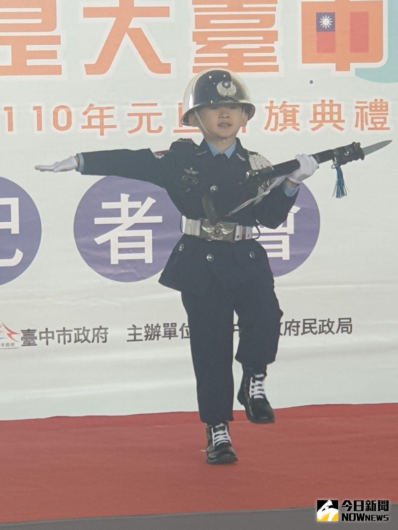 ▲台中市元旦升旗典禮邀請小小禮賓孫孫表演操槍,是全場超萌焦點。(圖/記者金武鳳攝,2020.12.25)