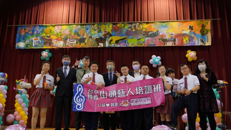 ▲立法院副院長蔡其昌穿針引線企業捐贈500份聖誕禮物給全體師生(圖/柳榮俊攝2020.12.25)
