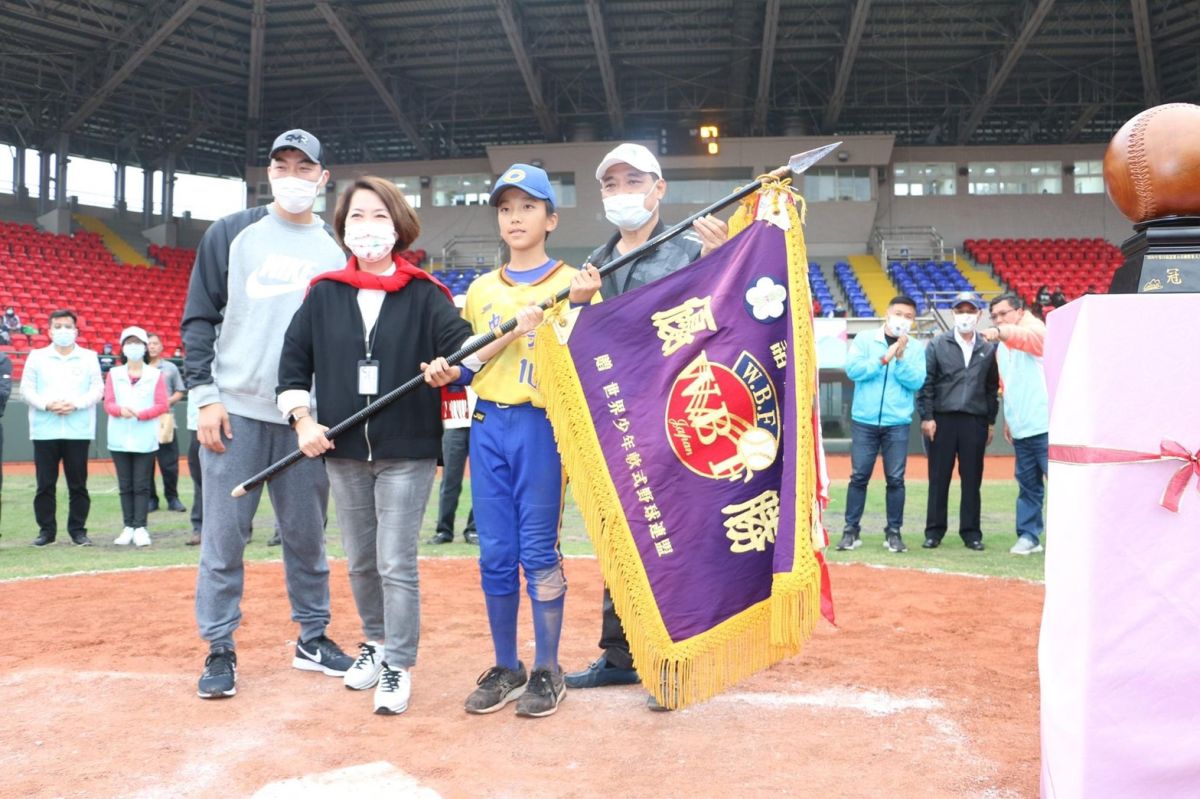 ▲台中市忠孝國小少棒代表隊在第23屆諸羅山盃國際軟式少年棒球邀請賽沿路過關斬將，勇奪台中少棒在諸羅山盃賽事史上的首次冠軍。(圖／運動局提供2020.12.25)