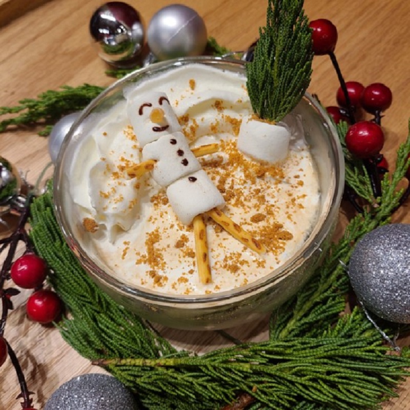 ▲網友自製耶誕雪人咖啡杯，造型可愛又好喝，引發網友讚嘆。（圖／翻攝自Dcard）