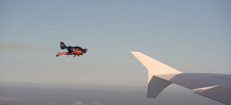 ▲洛杉磯高空又出現「鋼鐵人」了？上（12）月21日時一名加州飛行教練拍下914公尺高空中的「神秘噴射背包客」身影。（示意圖，非當事人／翻攝自Youtube《Inside Edition》）