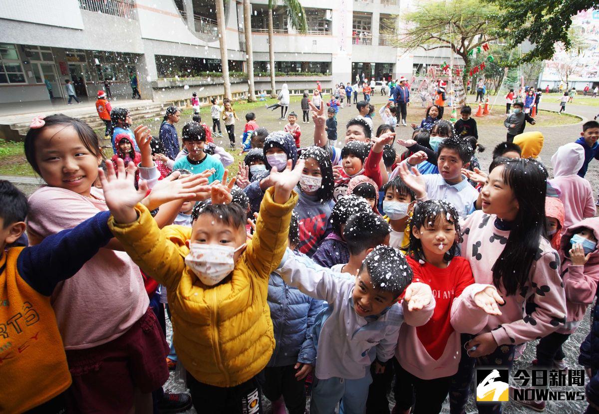 ▲白色的雪花從天而降，長庚國小全校7百多位學生，今天上午只要下課鈴聲一響，全都衝到校園中庭廣場看雪、玩泡泡，尖叫聲、歡笑聲此起彼落。（圖／記者李春台攝, 2020.12.25）