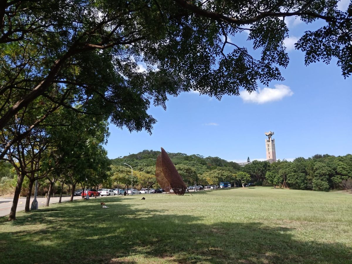 ▲國立清華大學在今（25）日下午2點多被人發現一名女子倒臥在工程一館前的花台上，校方馬上派叫護車送醫救治但依然發生憾事。（圖／翻攝自清大臉書）