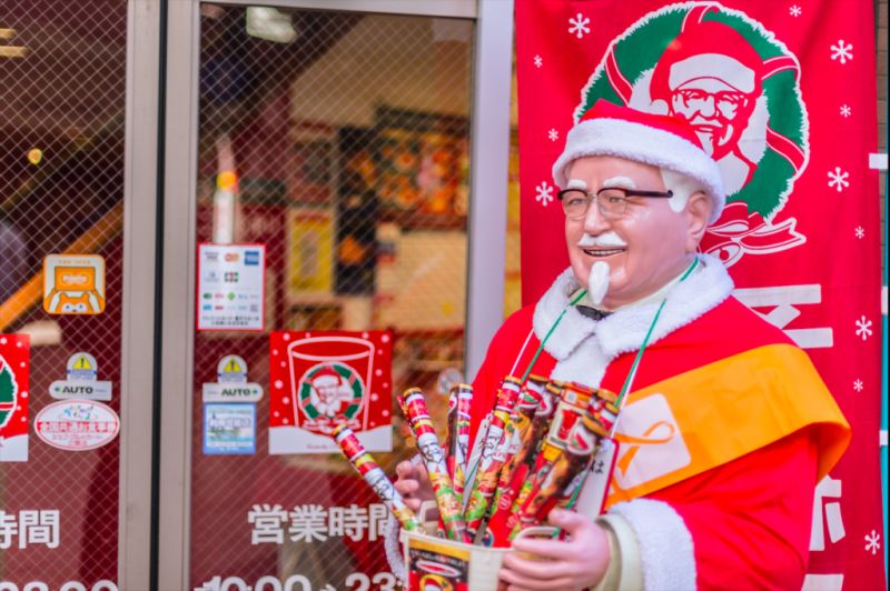 ▲肯德基把握趨勢,大肆行銷,成功將「炸雞桶餐」化身為聖誕節必備的餐點。(圖/取自Shutterstock)