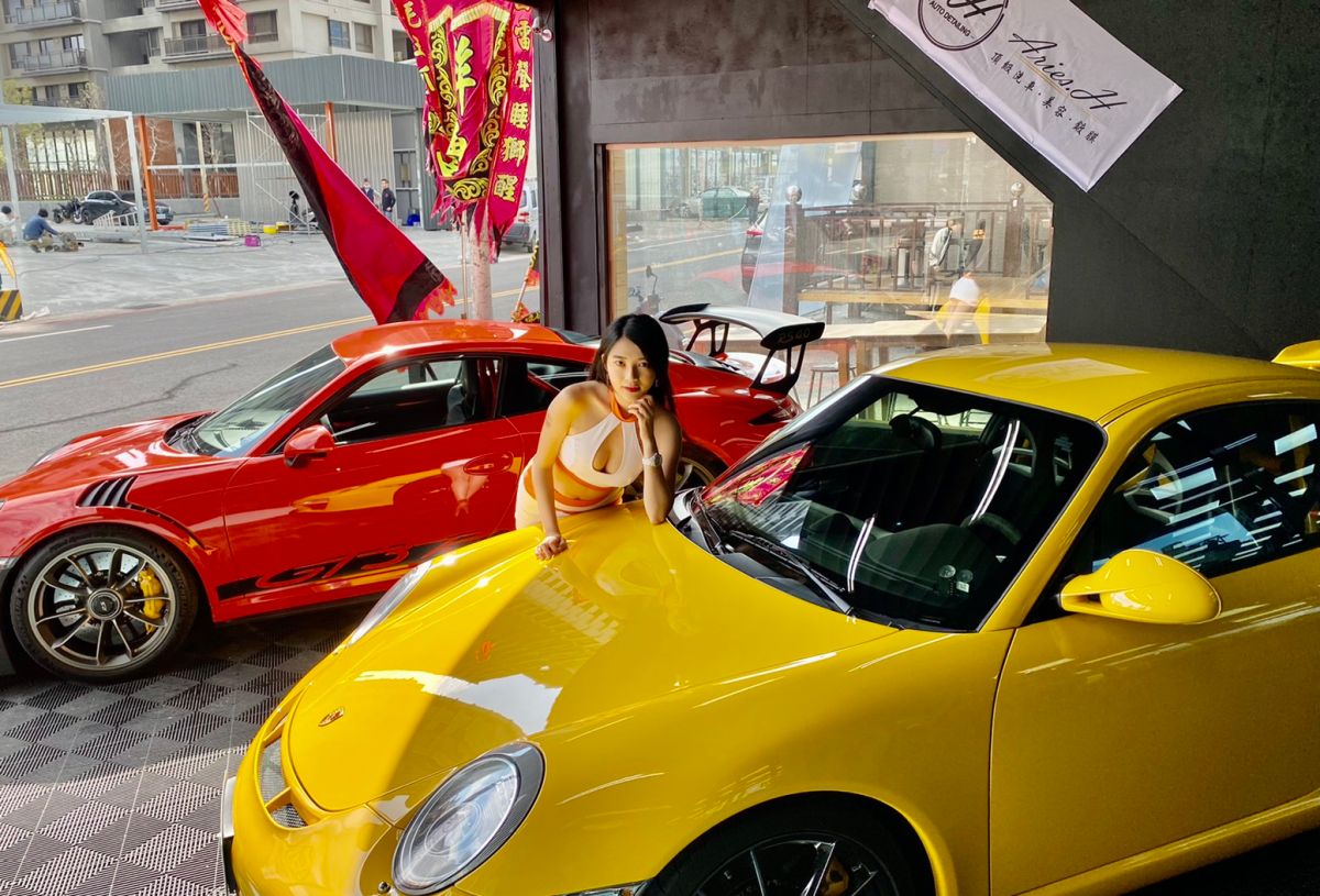 ▲竹北市一家車體覆膜新店址擴大營業，今日盛大開幕，吸引過去曾經服務過的客戶「回娘家」助陣，超跑絡繹齊聚，讓人大開眼界。(圖/記者金祐妤攝,109.12.25）