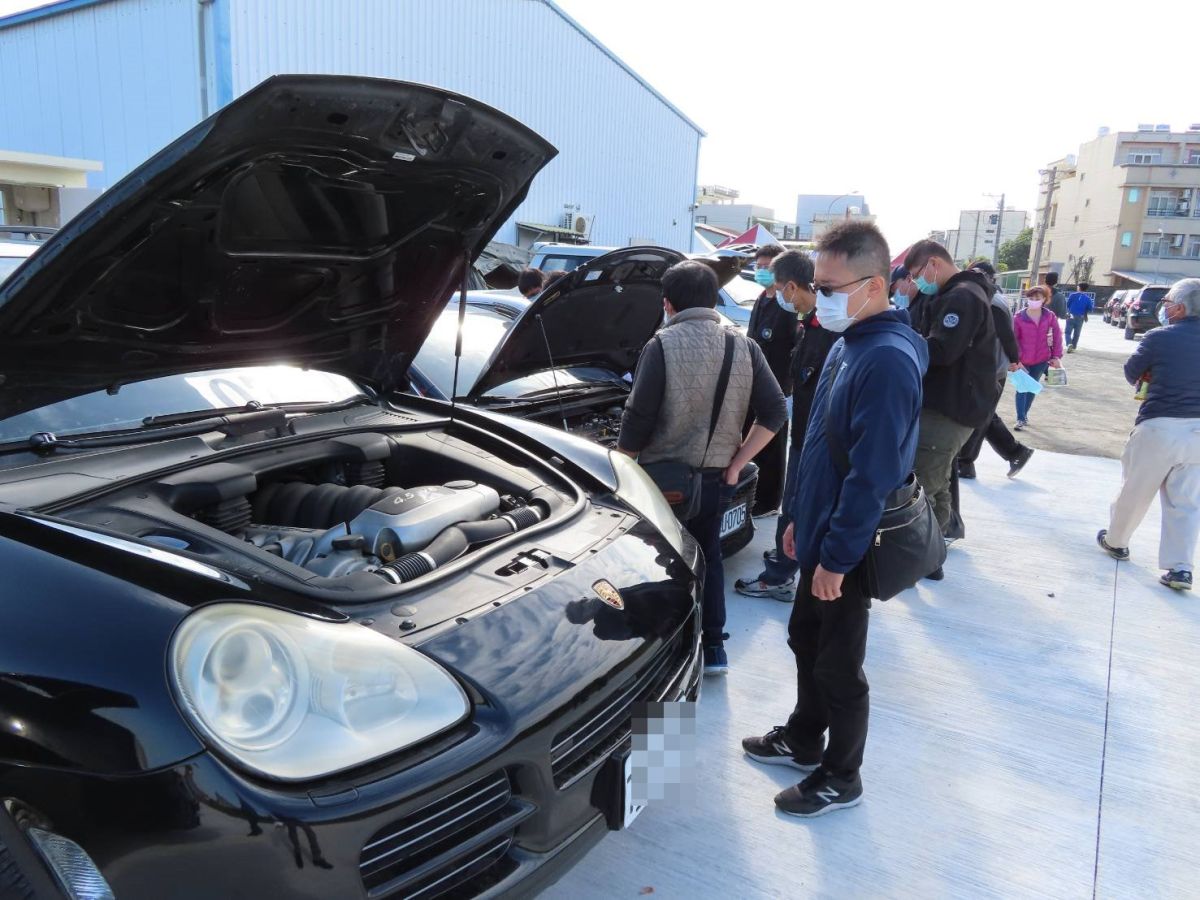 ▲法務部行政執行署彰化分署耶誕義賣法拍會，拍賣查扣車輛，保時捷休旅車出廠價格約450萬元，法拍以2萬元拍出，吸引不少民眾前往參加喊價。（圖／行政執行署提供）