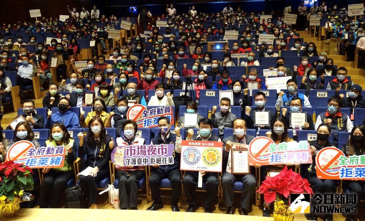 ▲台中「菜市場金馬獎」蟬聯全國第一，摘星數達3891顆，較去年翻倍成長，頒獎典禮坐滿獲獎頭家。（圖／記者金武鳳攝，2020.12.25)