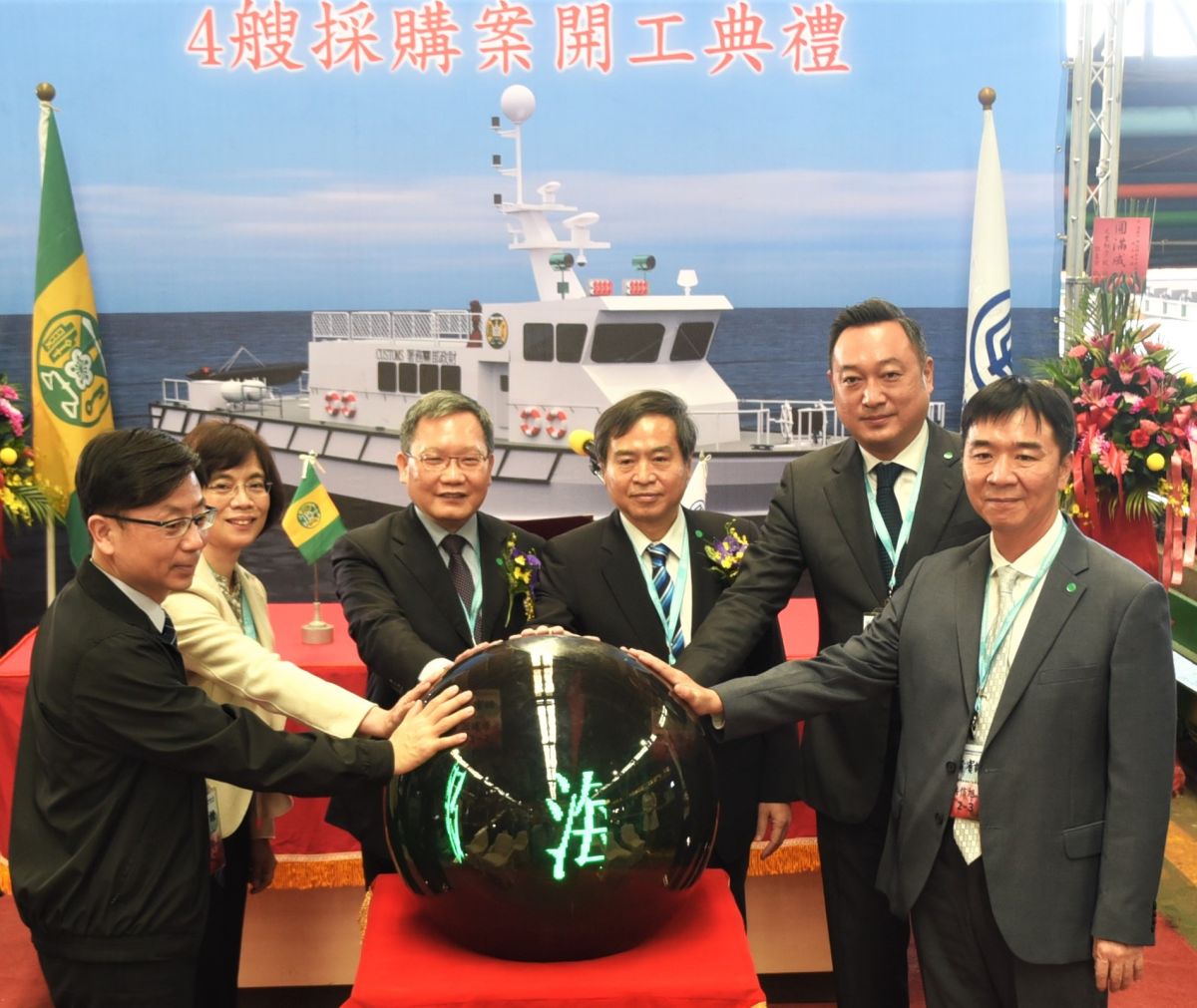 ▲財政部關務署首艘新造100噸級巡緝艇開工儀式，由財政部部長蘇建榮(左3)與台灣國際造船公司董事長鄭文隆(右3)共同主持。(圖／記者黃守作攝，2020.12.25)