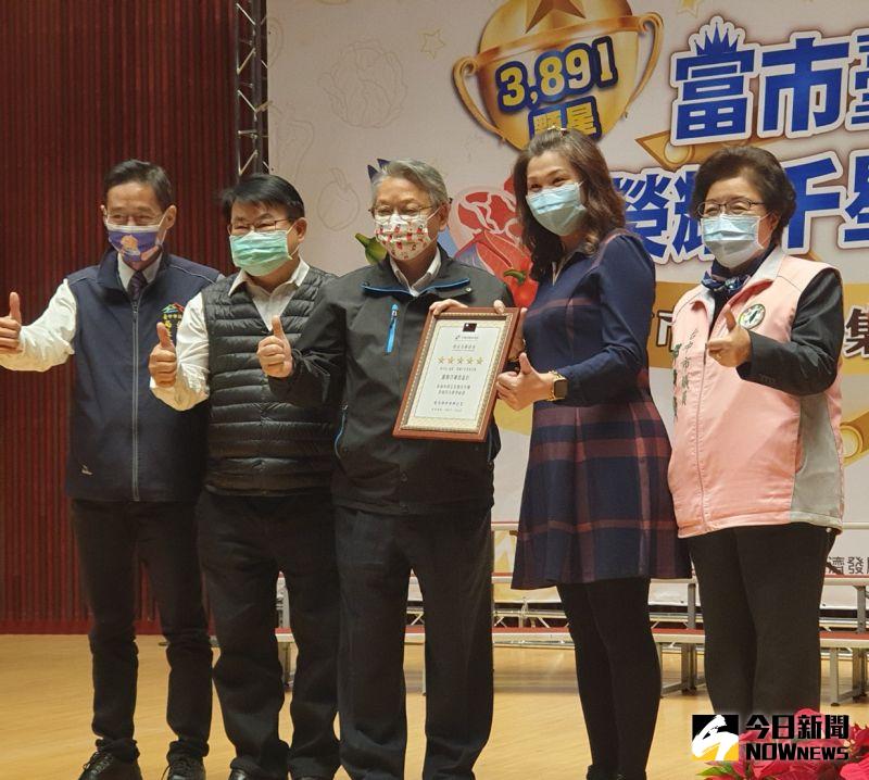 ▲台中「菜市場金馬獎」蟬聯全國第一,其中源和冷凍食品行(右二)是唯一獲五星獎的樂活名攤。(記者金武鳳攝,2020.12.25)