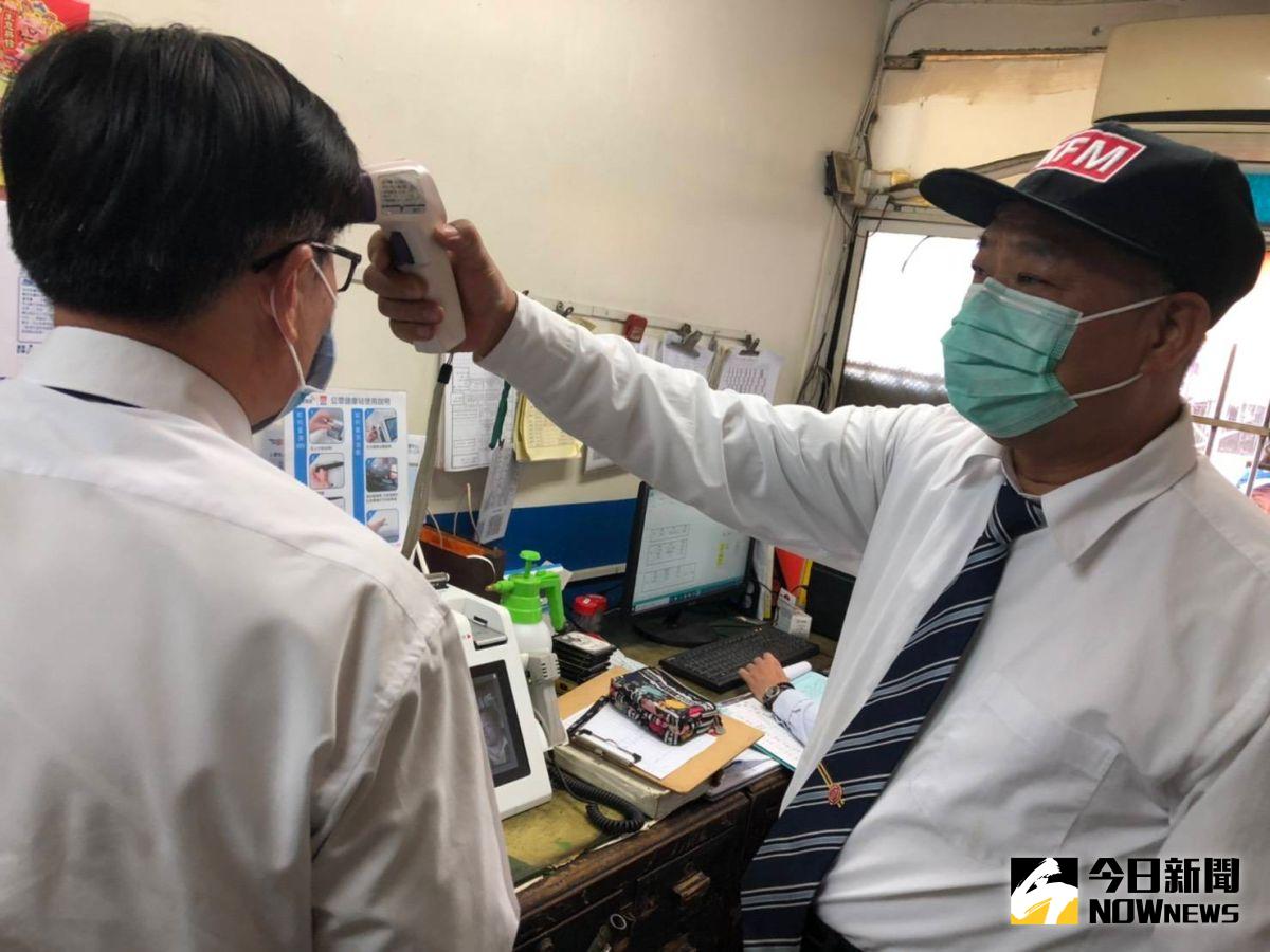 ▲公路總局監理人員針對駕駛出車前先量額溫確認健康狀況。（圖／記者陳雅芳攝，2020.12. 25）