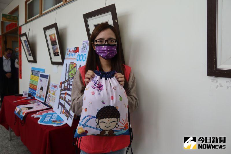 ▲限量三千個元旦升旗典束口背包相當搶手。(圖/記者陳雅芳攝,2020.12.