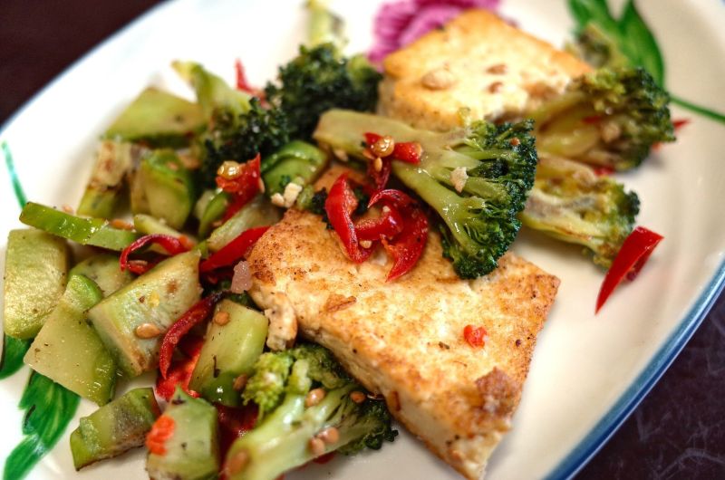 豆腐怎麼煎不會破?大廚「3招」不藏私:外酥內嫩又美味