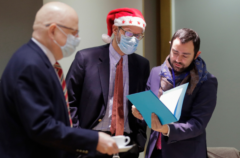 ▲英國國會30日以521票支持、73票反對，壓倒性通過英國與歐盟的脫歐後貿易協議。英相強生的保守黨同僚大多投下贊成票，反對黨工黨黨魁施凱爾則表示「爛協議好過沒協議」。圖為各成員國駐歐盟大使耶誕節加班審查厚達1246頁的協議。（圖／美聯社／達志影像）