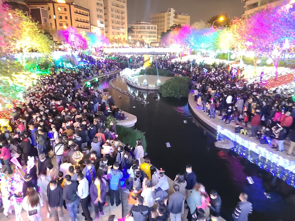 ▲網友分享台中柳川昨（25）晚現場照，人潮擠爆讓他好擔心。（圖／翻攝自《爆怨2公社》臉書社團）