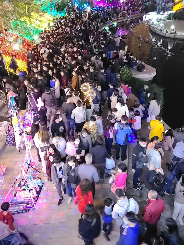 ▲網友分享台中柳川昨(25)晚現場照片。(圖/翻攝自《爆怨2公社》臉書社團)