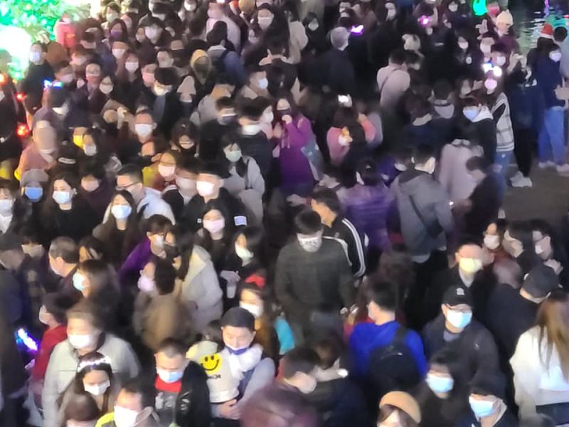 ▲網友分享台中柳川昨(25)晚現場照片。(圖/翻攝自《爆怨2公社》臉書社團)