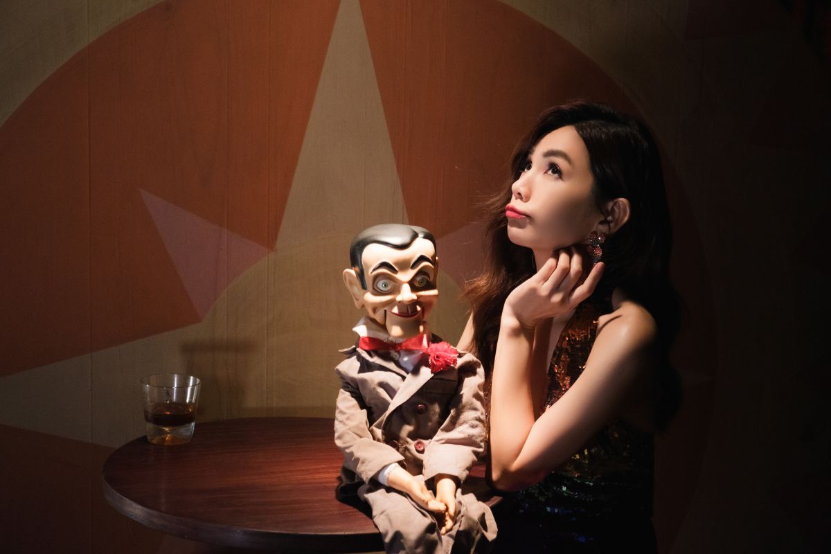 ▲Ella在《A CA ELLA》MV中吊鋼絲，完全不怕「海邊」痛，而且覺得滿喜歡的。（圖／勁樺娛樂提供）