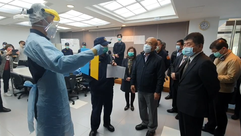 ▲行政院長蘇貞昌今（26）日視察烏來檢疫所，他受訪時說，政府一直在增加全國防疫場所能量。（圖／行政院提供）