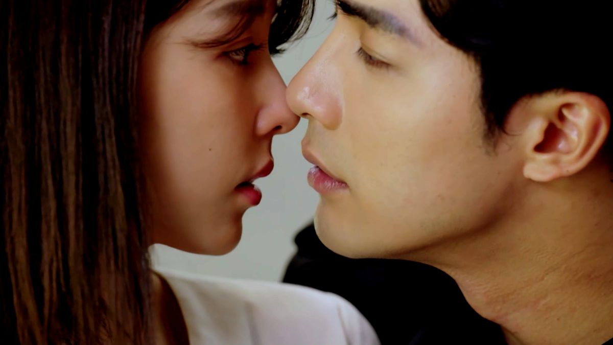 ▲邵雨薇（左）、賀軍翔在本周播出《天巡者》中，終於親下去。（圖 / 三立提供）