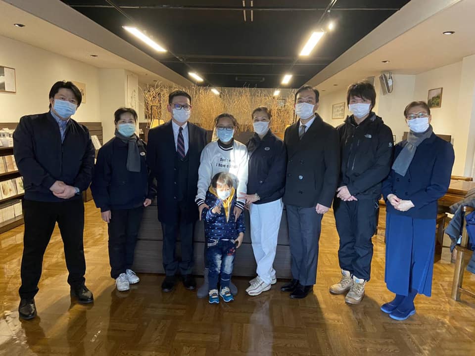 ▲赴日治療眼癌的男童，順利完成手術，於今（26）日返台，返台前與駐日代表處官員及慈濟志工合影。（圖／翻攝自謝長廷臉書）