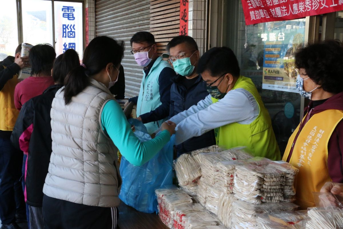 ▲立法院副院長蔡其昌邀集慈善團體募集愛心物資，舉辦「溫馨關懷寒冬送暖」活動。(圖／蔡其昌服務處提供2020.12.26)