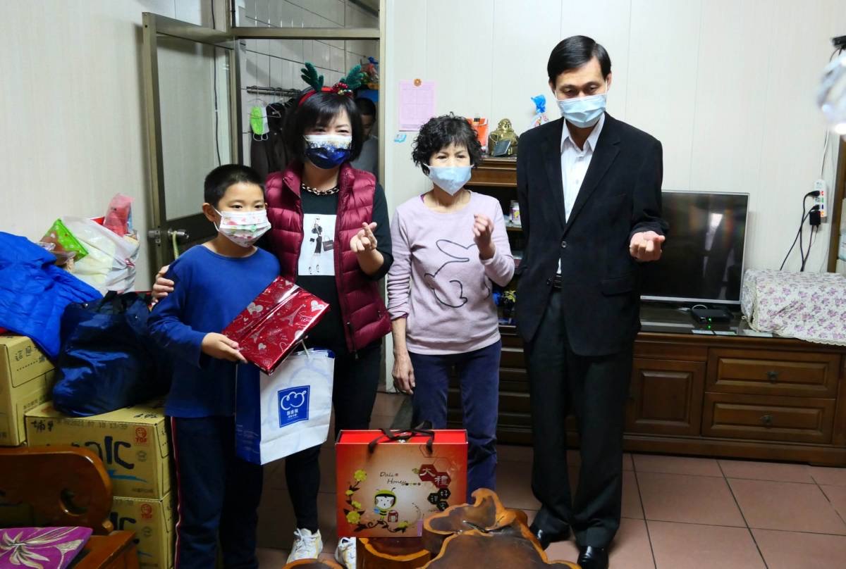 ▲立委何欣純和永隆國小張校長慰問家庭變故學童。(圖／林重鎣攝2020.12.26)
