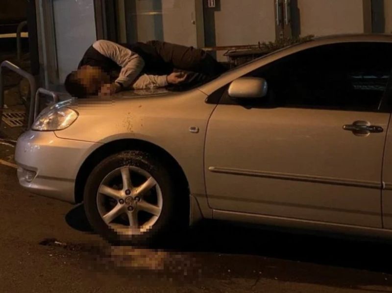 ▲原PO發出一位喝醉的阿伯躺在車子引擎蓋上的照片。（圖／翻攝自《Dcard》）