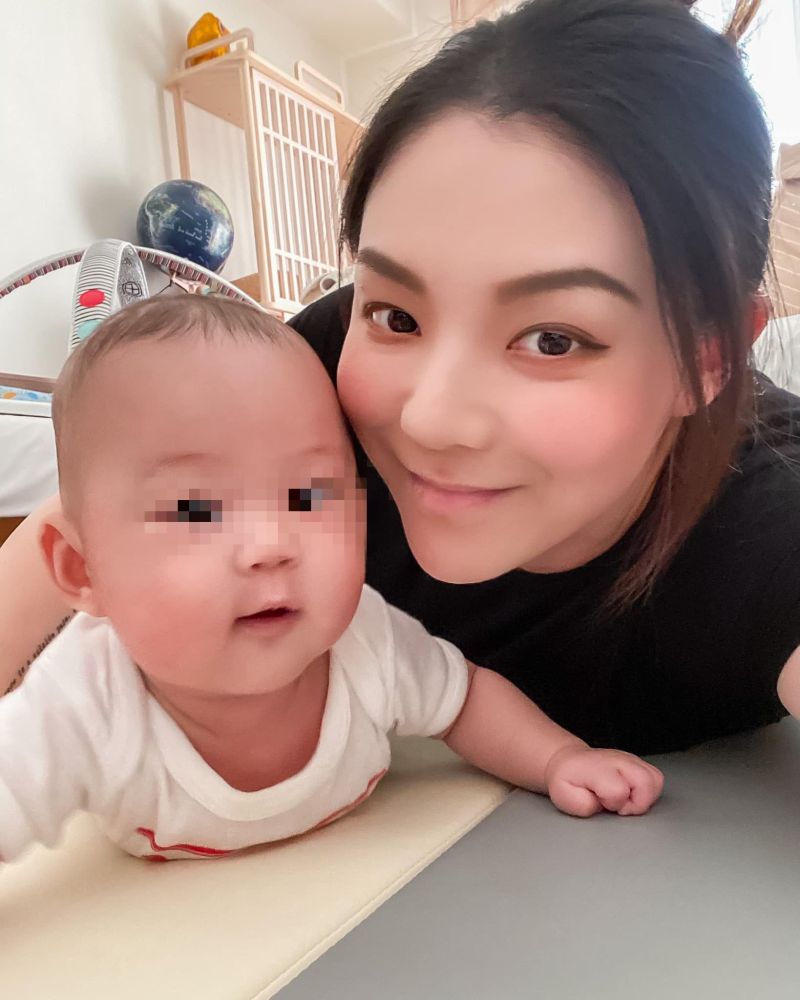 ▲歐陽靖(右)反對小孩不能常常稱讚一說。(圖