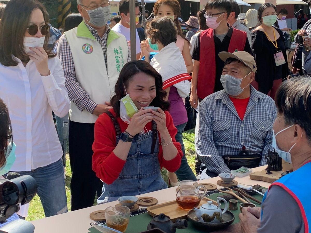 ▲高雄市政府觀光局攜手六龜區公所聯合舉辦「冬遊泡湯尋梅趣,放大想像玩六龜」活動，今(26)日在寶來花賞溫泉公園盛大登場，邀請高雄秋冬旅遊大使戴資穎到現場與民眾共同體驗足湯、品山茶、逛市集。（圖／官方提供）