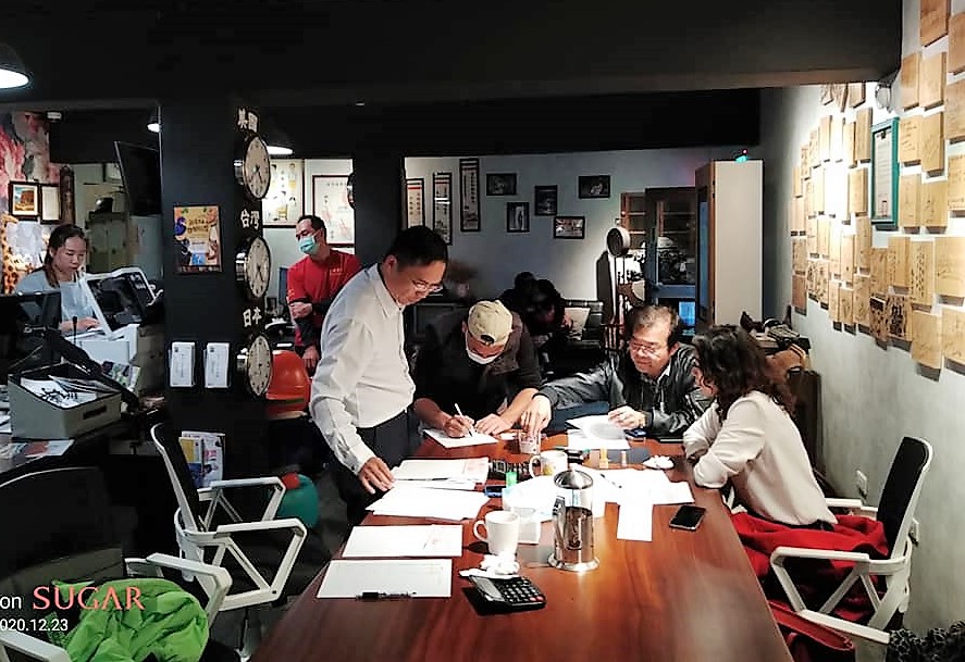 ▲沐聯構公司邀集18家澎湖在地店家，在篤行十村旅館大廳結清70萬餘元的貨款，另有12家文創商品廠商老闆人在台灣，未能前來澎湖篤行十村親領貨款。（圖／澎湖縣政府旅遊處提供）