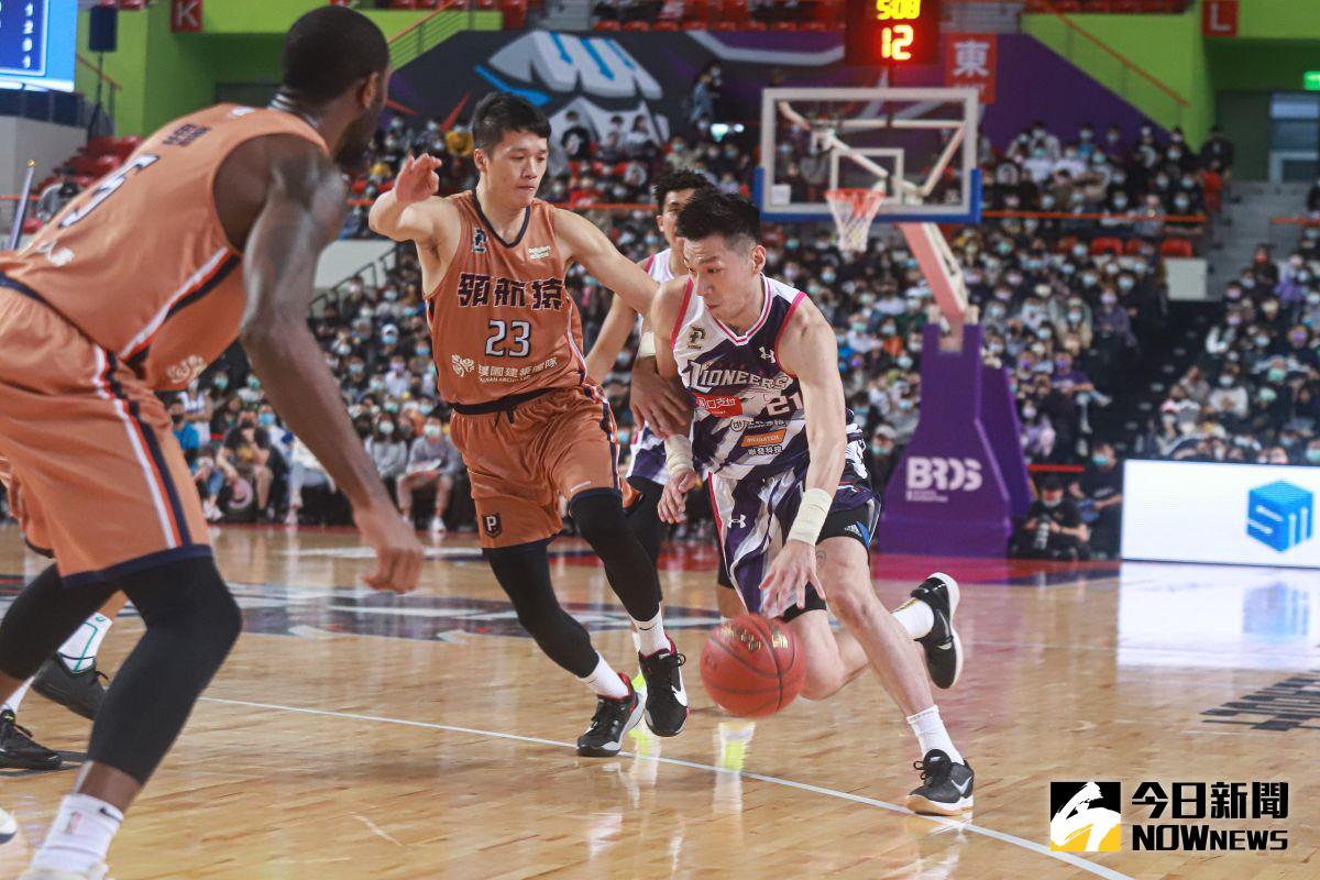 ▲「新竹球王」成力煥轉戰夢想家，前東家新竹攻城獅也立刻做出回應，「祝福夢煥隊成立」致敬中帶點回嗆，趁機宣傳賣票。（圖／記者葉政勳攝）