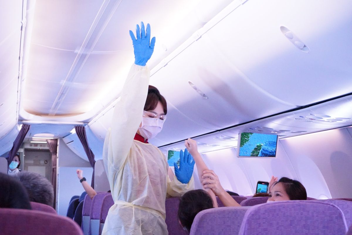 ▲民航局今（30）日公布機組員加嚴檢疫規範，將視疫苗施打與否調整隔離措施。（圖／翻攝自中華航空臉書粉專）