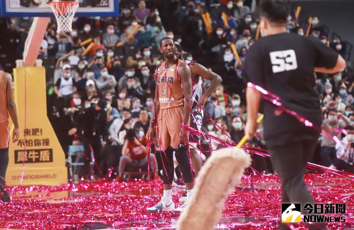 ▲攻城獅首戰比賽中鬧烏龍拋彩帶，讓球員傻眼。（圖／葉政勳攝）