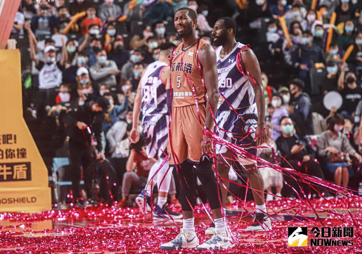 ▲P.League+ 例行賽 桃園領航猿vs.新竹攻城獅。比賽中工作人員誤觸彩帶開關，讓球員在場上傻眼。（圖／記者葉政勳攝 , 2020.12.26）