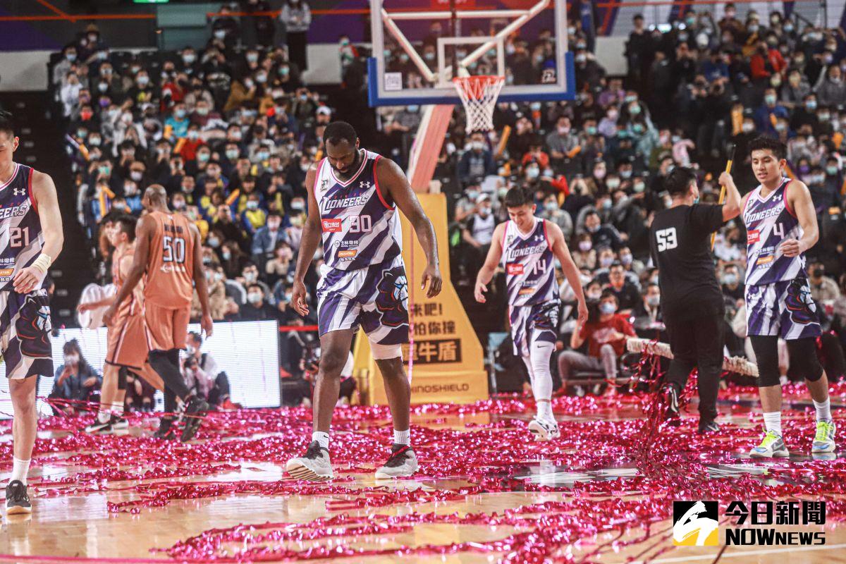 ▲P.League+ 例行賽 桃園領航猿vs.新竹攻城獅。比賽中工作人員誤觸彩帶開關，讓球員在場上傻眼。（圖／記者葉政勳攝 , 2020.12.26）