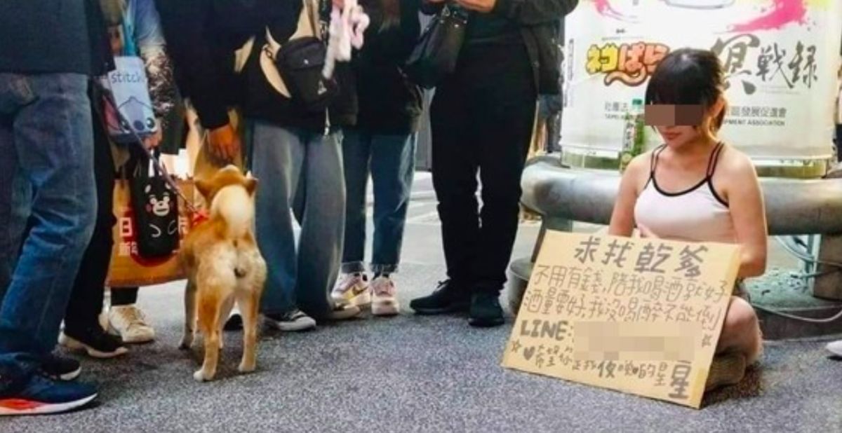 ▲網友發現西門町街頭又有正妹在舉牌徵友。（圖／爆廢公社二館）