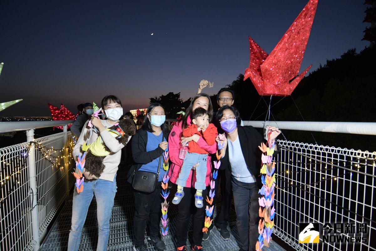 ▲2021彰化月影燈季自即日起到明年3月1日展出，有日式、中東式以及明年生肖牛等造景，讓彰化八卦山夜景更加迷人。（圖／記者陳雅芳攝，2020.12. 27）