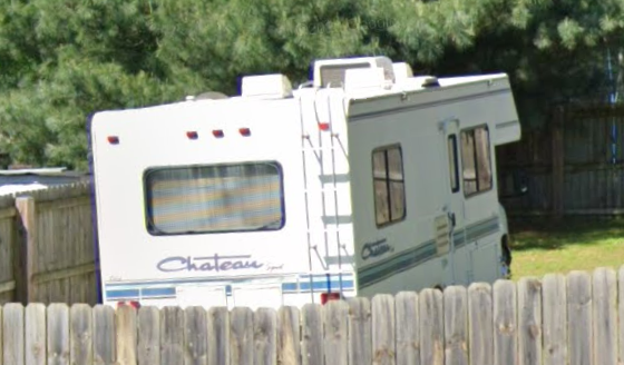 ▲停放在華納家前的白色露營車，與事件中爆炸的車輛類似。（圖／翻攝自GoogleMap）
