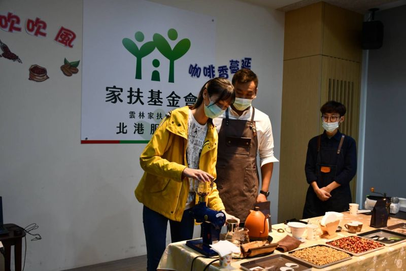 ▲雲林家扶感謝吹吹風精品咖啡館帶來順喉的咖啡,讓海線地區扶助家庭體驗精品咖啡苦中帶甜的味道。(圖/記者洪佳伶攝,2020.12.27)