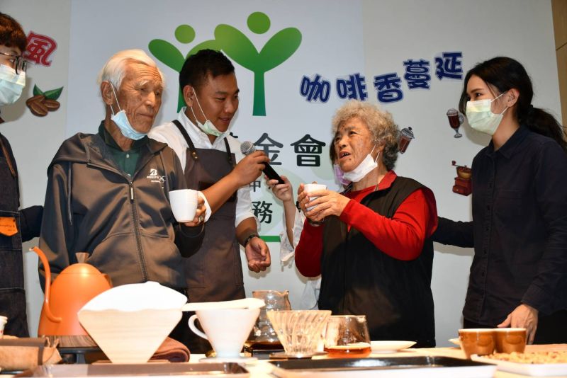 ▲雲林家扶邀請高齡86歲與77歲阿公、阿嬤夫婦，享用手沖咖啡的滋味還有甜點，體驗咖啡的淡薄苦澀。（圖／記者洪佳伶攝，2020.12.27）