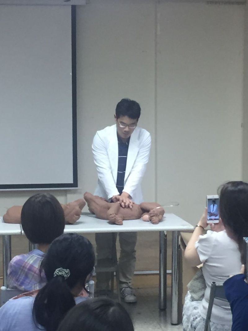 ▲獸醫師示範如何為毛孩實施心肺復甦術。(圖/新北市政府提供)